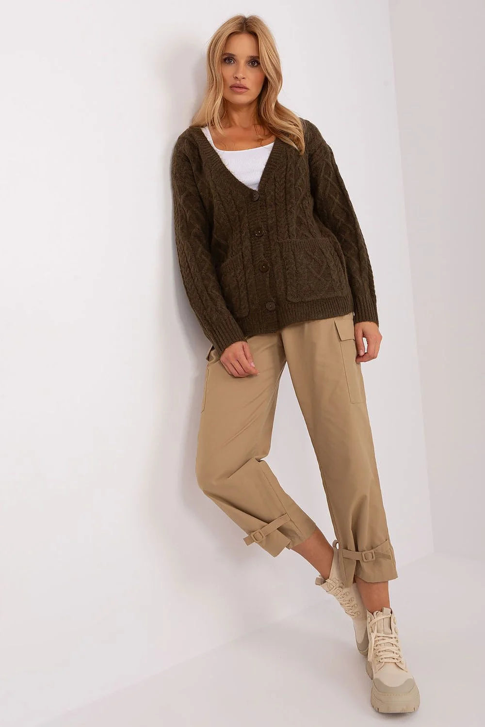 Cardigan femme maille épaisse texture laine brun kaki torsades encolure V boutons poches côtelés longues manches casual hiver
