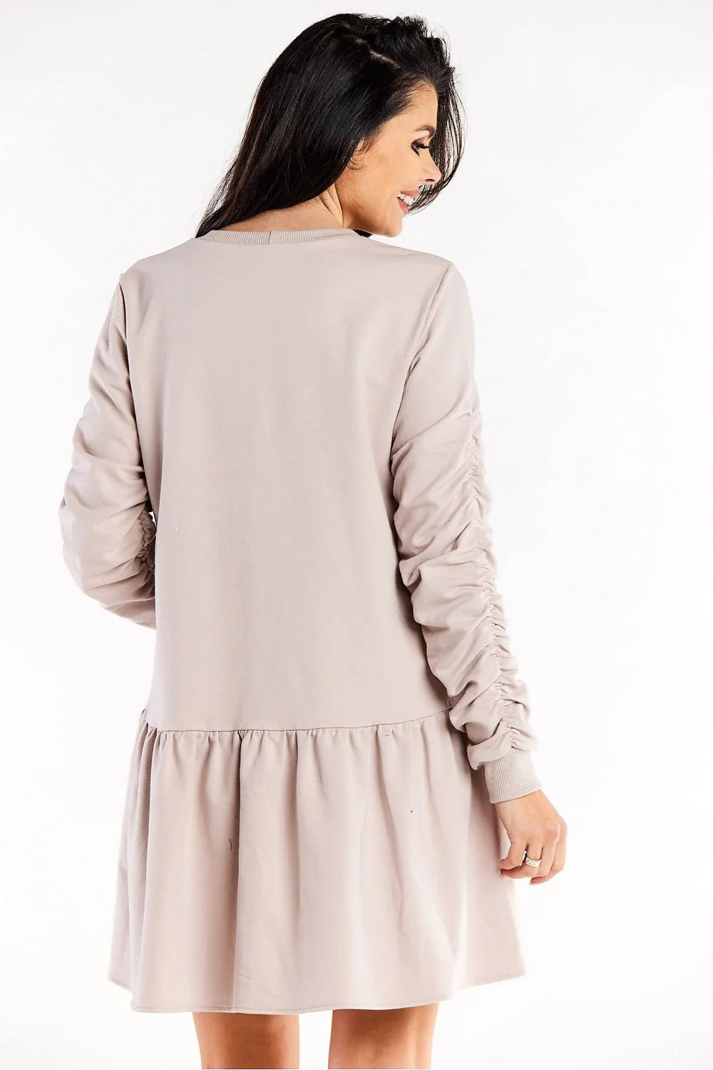 Robe de jour moderne élégante robe ample manches longues encolure ronde ourlet volanté beige nude coton elasthanne femme