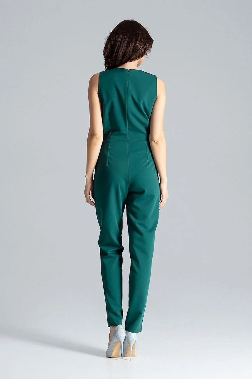 Combinaison femme sans manches vert émeraude revers étroits encolure enveloppe boutons métal polyester viscose coupe ajustée élégance professionnelle soirée