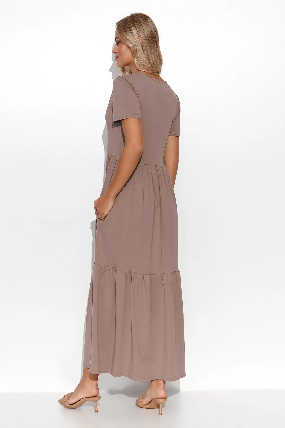robe maxi taupe Makadamia jersey fluide encolure V manches courtes coupe empire fronces jupe étagée poches latérales stretch léger ample