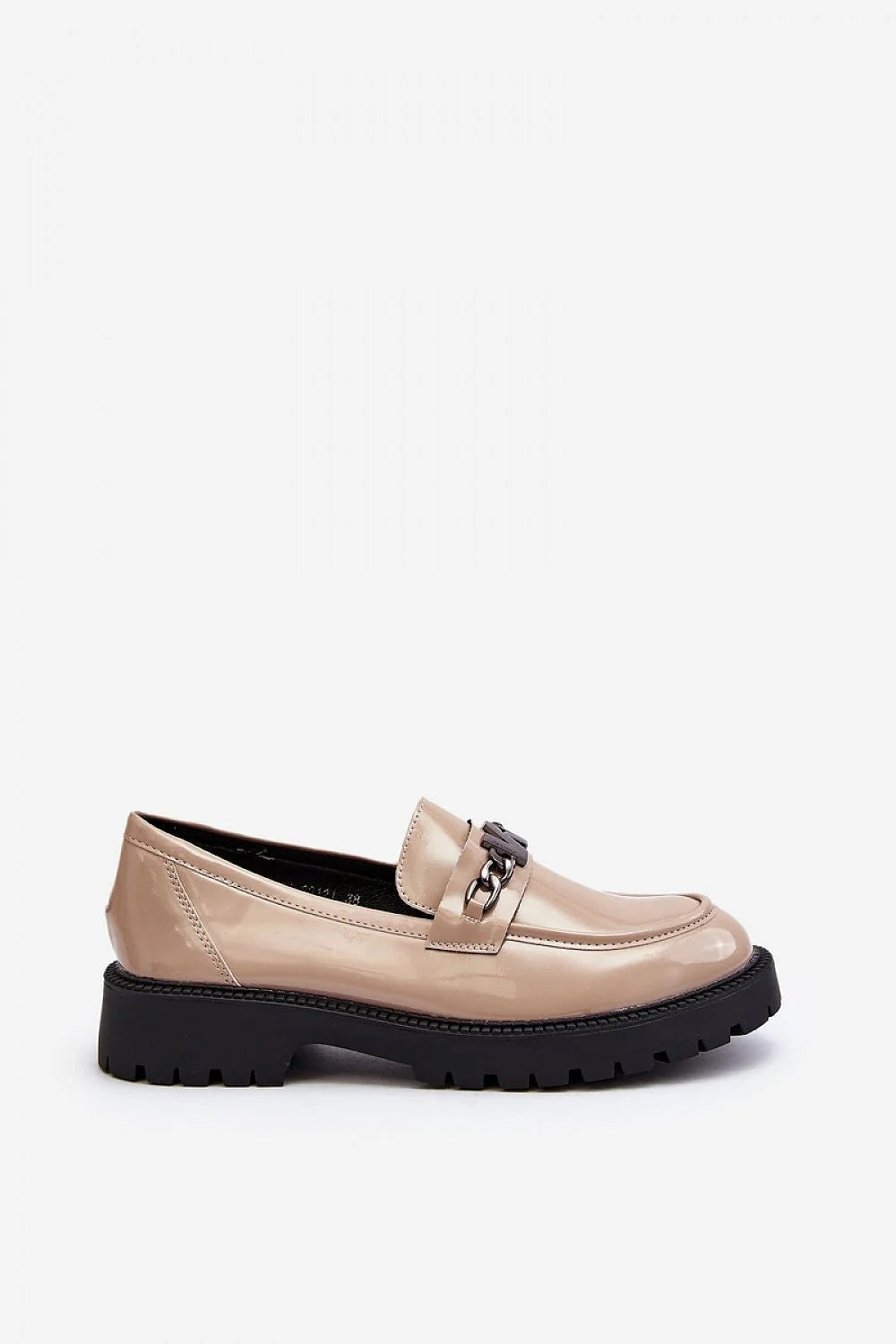 Moccasins élégantes modernes en cuir verni beige clair avec chaîne métallique pour femmes, confortable et durable