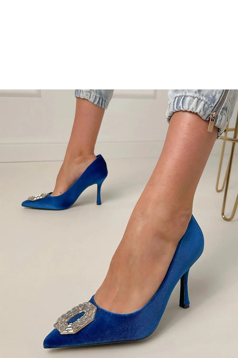 escarpins velours bleu roi bout pointu talon aiguille hauteur neuf point cinq centimètres bijou strass semelle cuir écologique