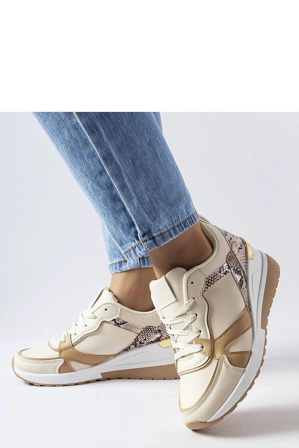Baskets modernes élégantes pour femme en cuir synthétique beige motif serpenté semelle blanche dorée