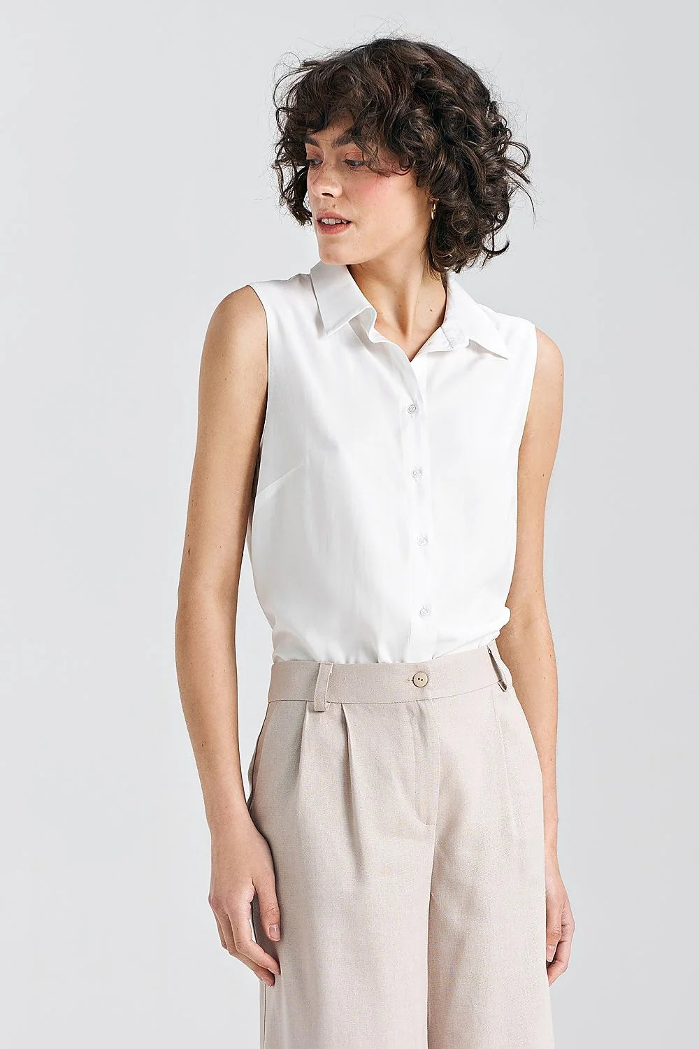 chemise sans manches viscose blanche fluide légère coupe ajustée col classique boutons discrets tombé net intemporelle élégante estivale