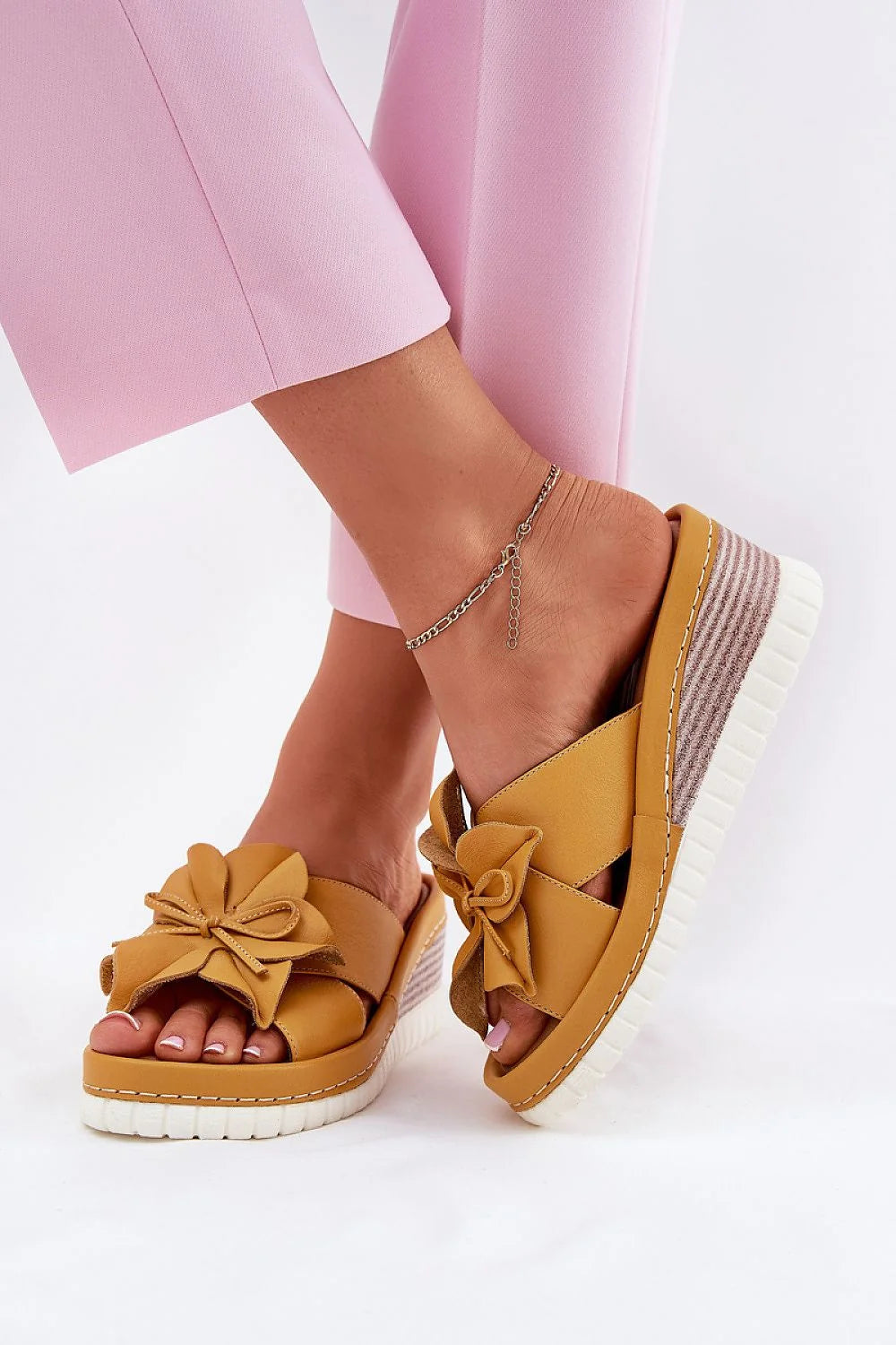 Sandales compensées pour femmes design moderne été 2023 talon 7cm couleur moutarde semelle blanche nœud asymétrique style décontracté chic