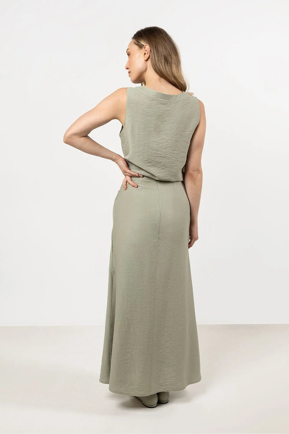 Jupe longue AWAMA sage vert haute sans manches en rayon doux coupe évasée taille élastique femme
