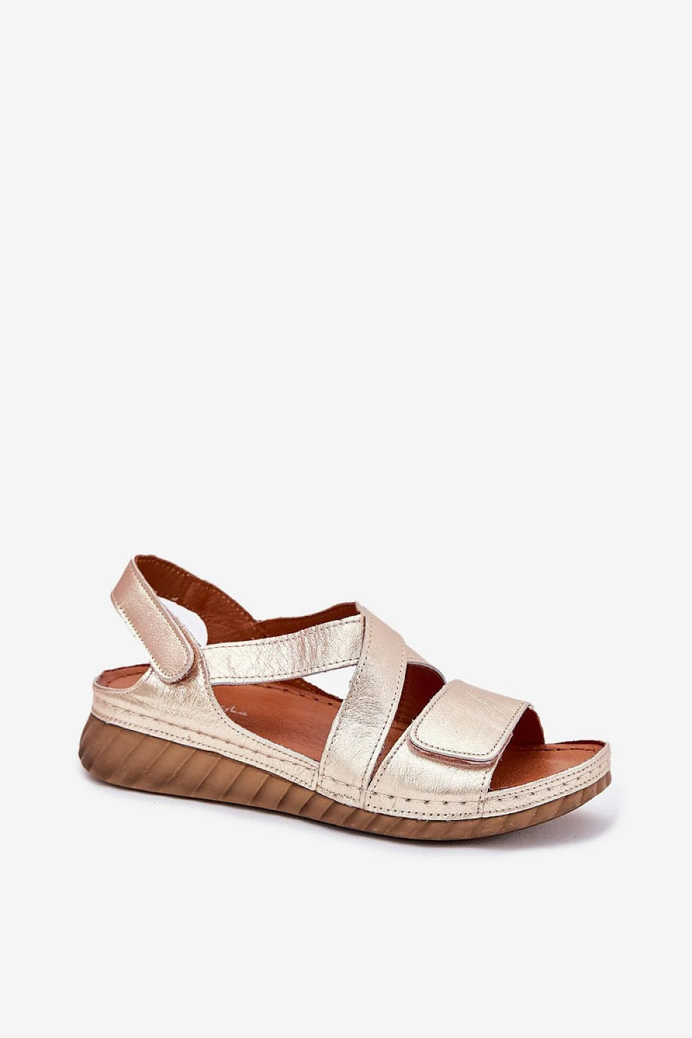 Sandales femmes cuir style moderne design croisé talon compensé doré