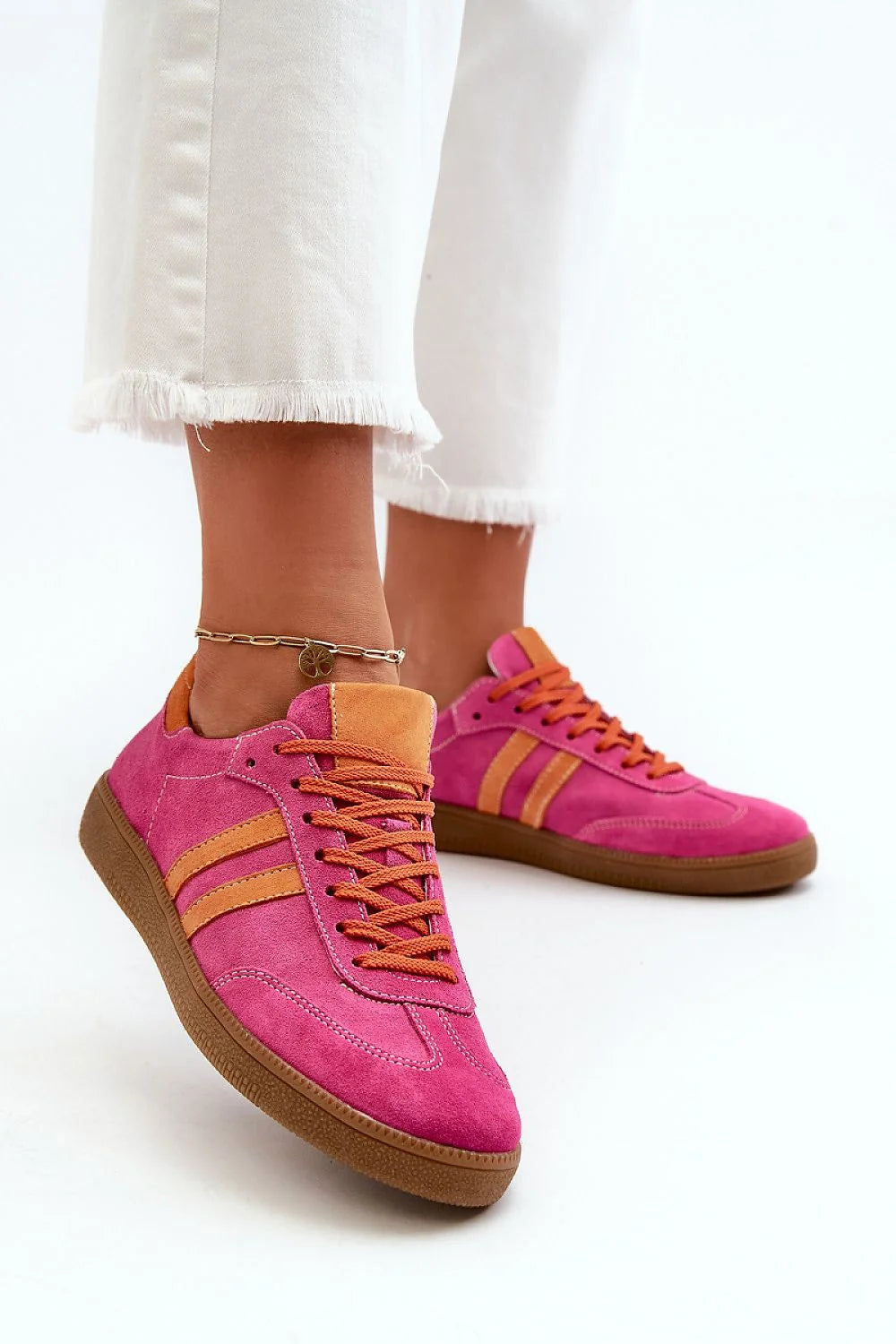 baskets basses femmes suède fuchsia orange lacets contrastants semelle gomme brune antidérapante bout rond col rembourré chaîne cheville dorée rétro