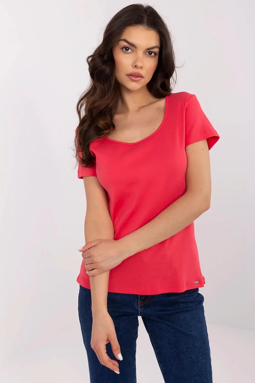 T-shirt femme style décontracté coton élasthanne coupe ajustée col rond logo métallique manches courtes longueur standard