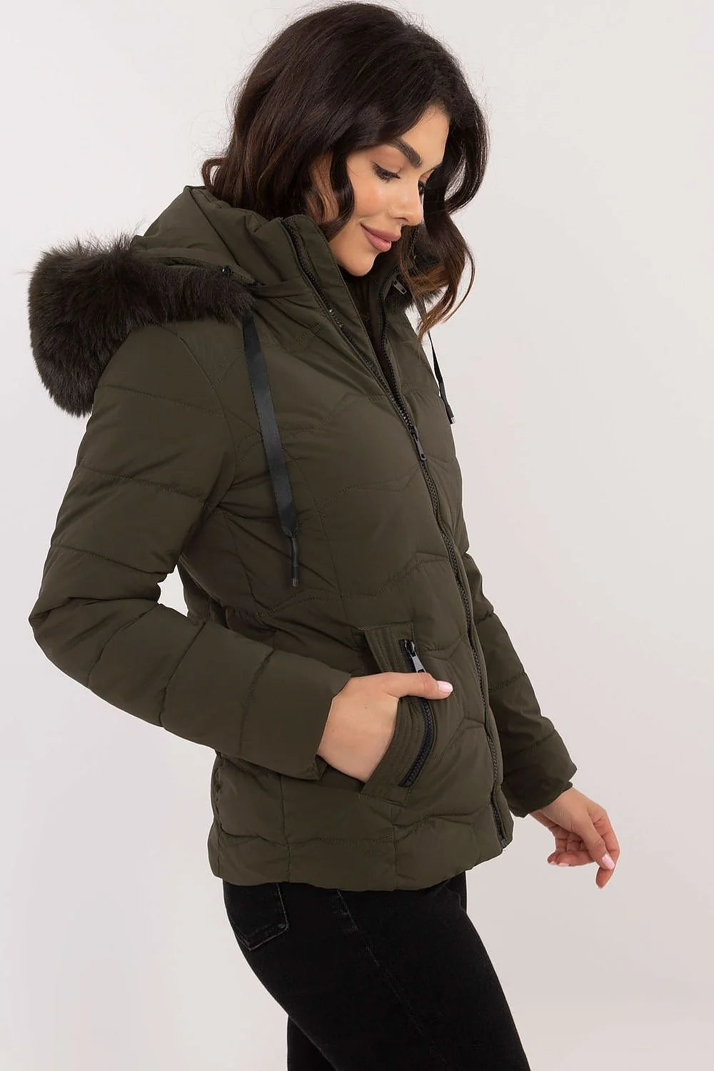Veste d'hiver pour femme moderne style épuré couleur olive fourrure synthétique matelassée taille ajustée manches longues capuche amovible
