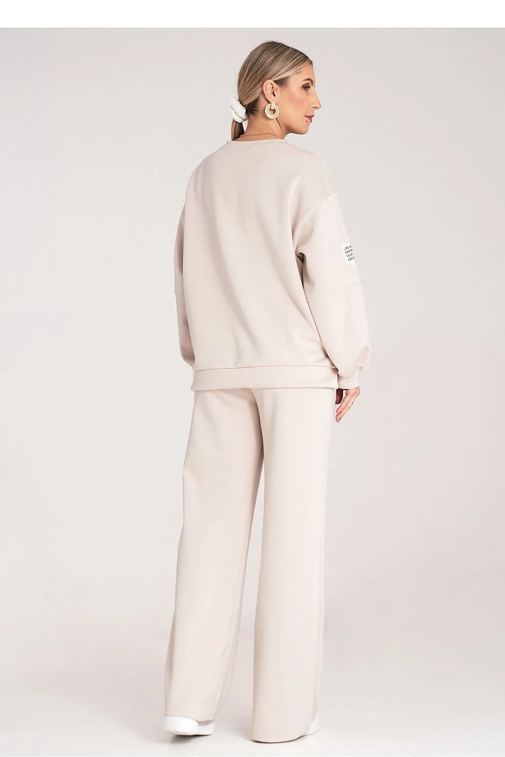 ensemble loungewear femme sweat oversize col rond pantalon large beige nude coordonnée deux pièces tissu épais doux structuré décontractée élégante