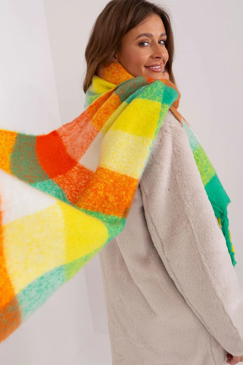 Écharpe à carreaux colorés longue pour femme, polyester résistant, pompons, automne/hiver, mode moderne, accessoire tendance, châle doux, style versatile, looks casual, franges colorées, design audacieux, confort optimal, vêtement hiver