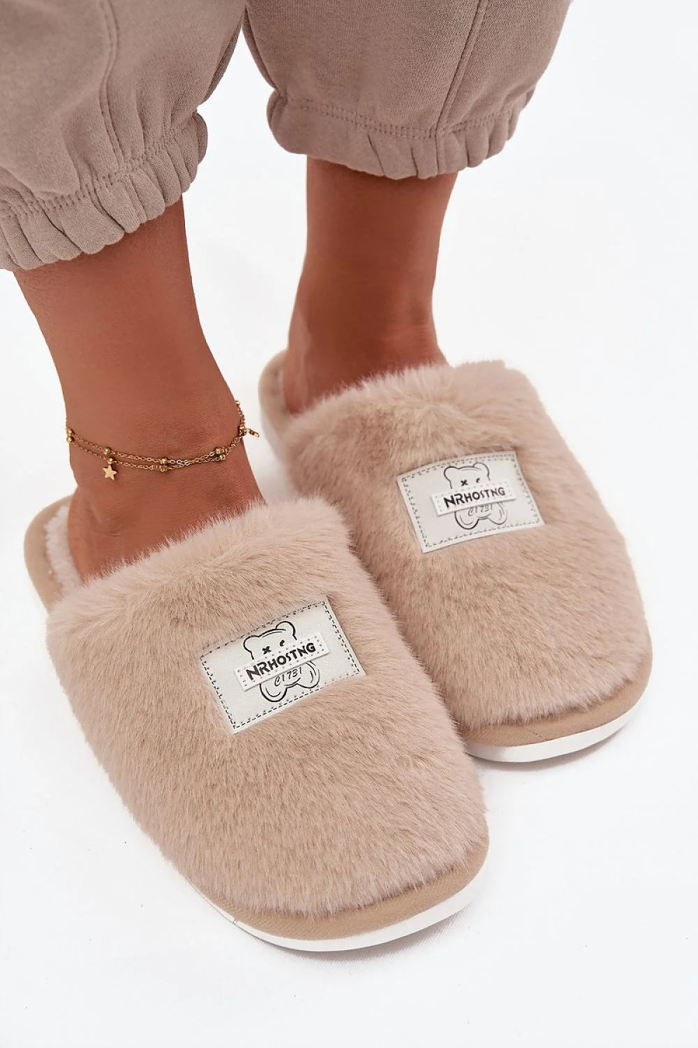 chaussons femme fourrure fausse beige mules slipon bout rond plaque logo pelucheuse doublure semelle plate blanche légère cocooning chaleur confort