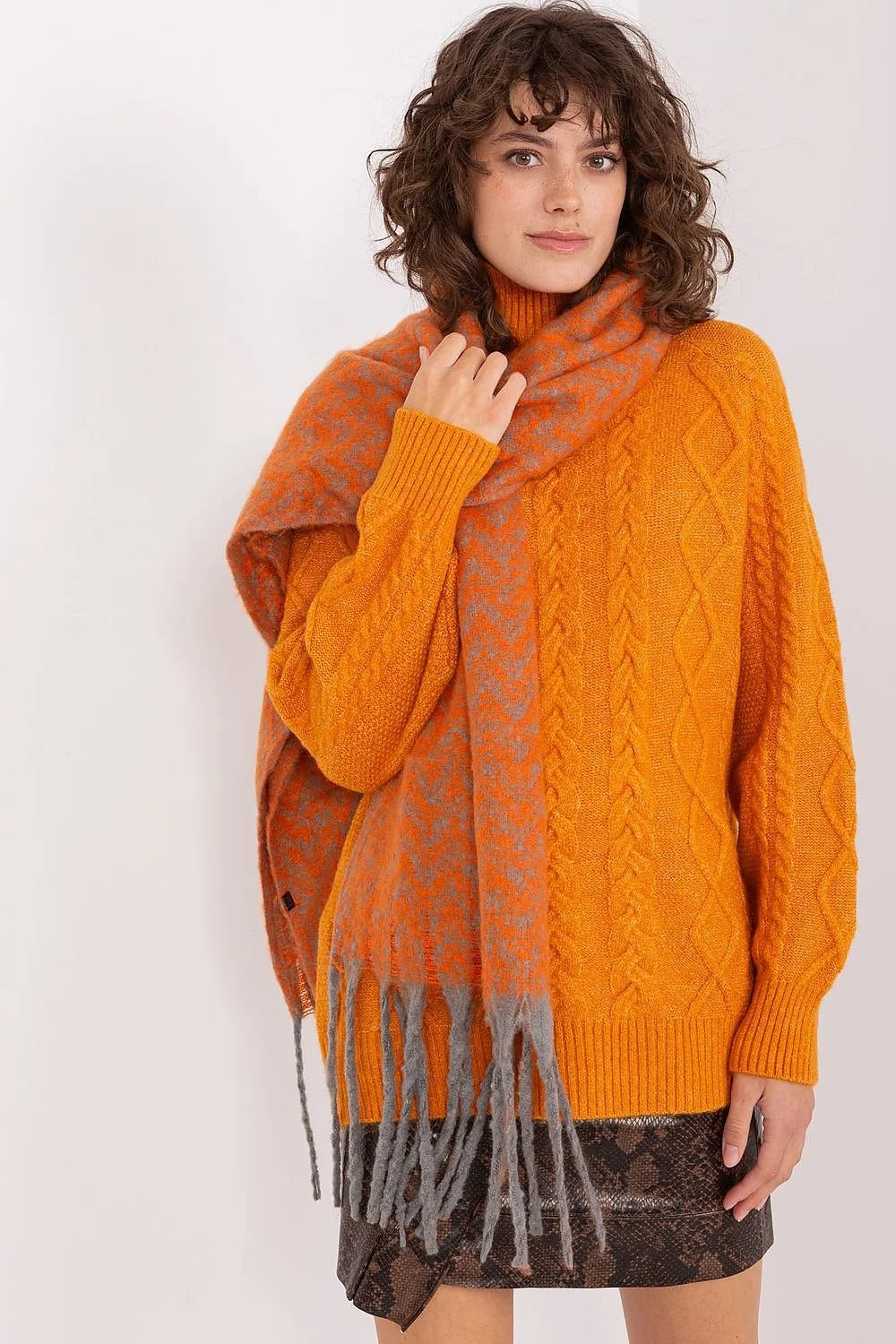 Ensemble mode femme pull orange écharpe franges jupe motif serpent automne hiver style boho chic