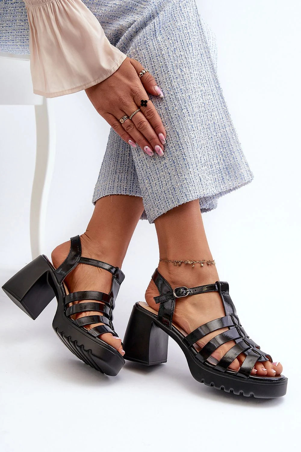 sandales talon carré cuir verni noir brides croisées bout ouvert plateforme semelle crantée antidérapante boucle métallique rembourrée confortable rétro moderne