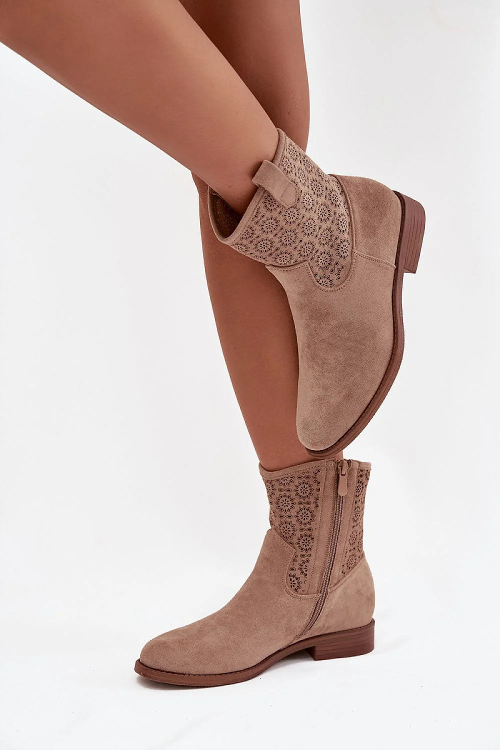 bottines femme suédine taupe bohème chic mi mollet ajourées florales découpées bout arrondi talon bas 3cm semelle antidérapante