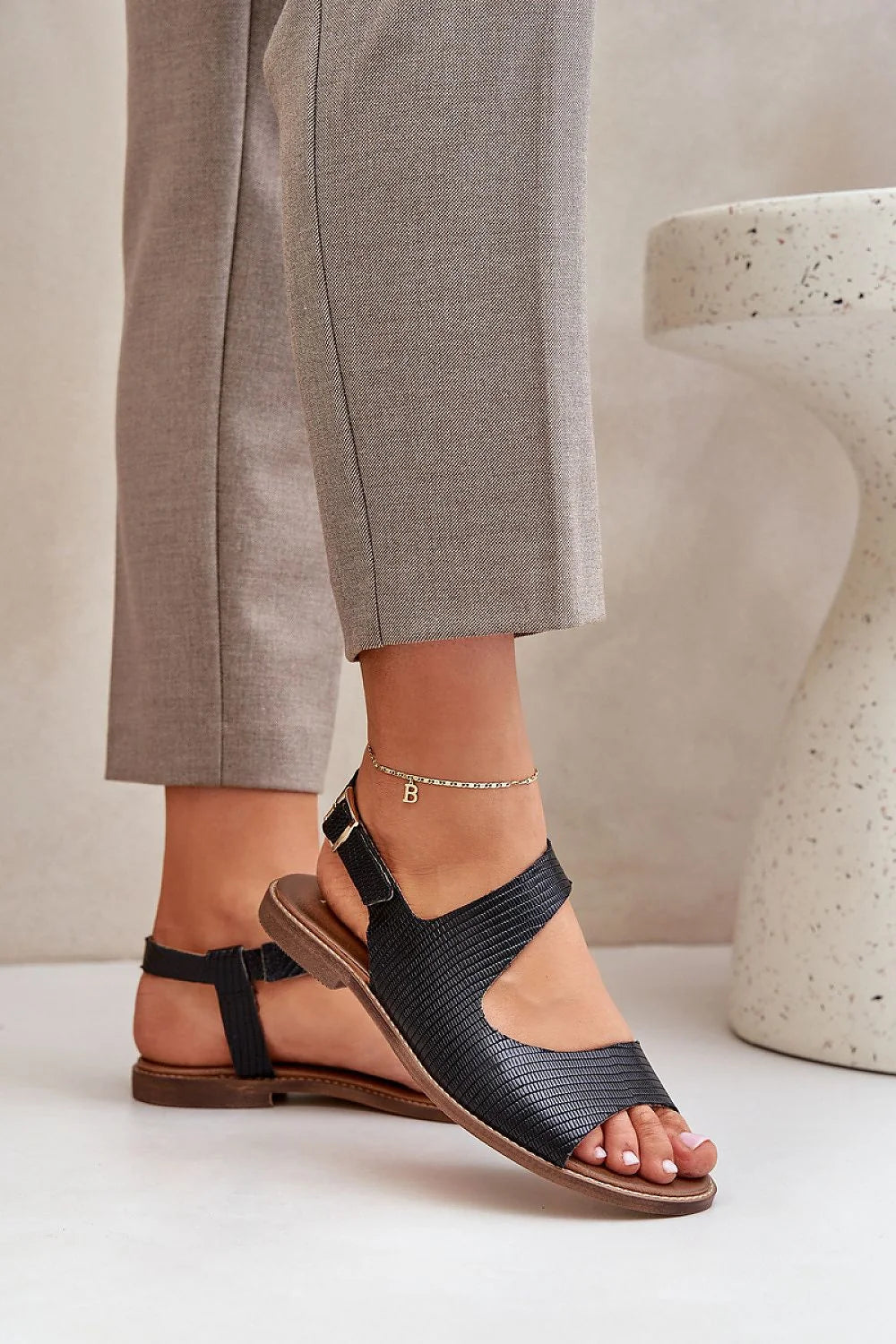 sandales femme cuir grainé noir reptile asymétrique entrecroisé bride arrière réglable boucle semelle fine contrastée marron maintien confort décontracté chic