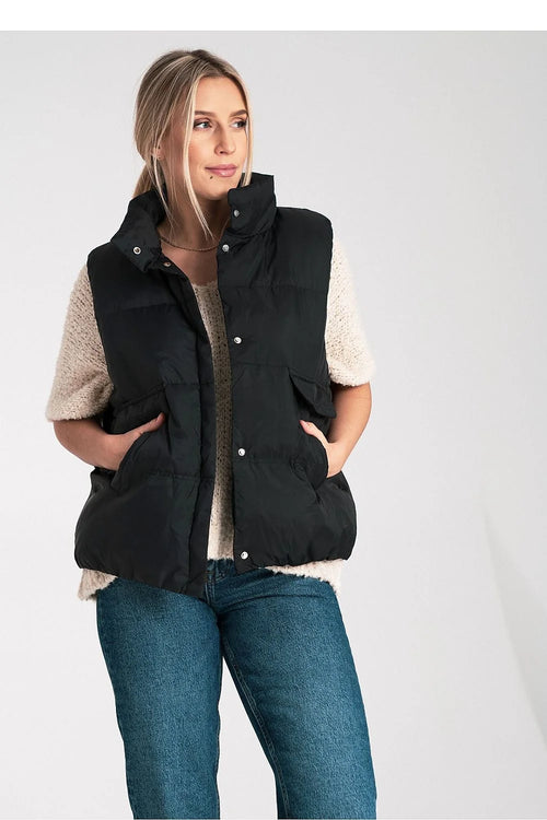 gilet femme sans manches doudoune matelassée noire technique brillant rembourrage isolant col montant coupe boxy courte poches frontales pressions rabat