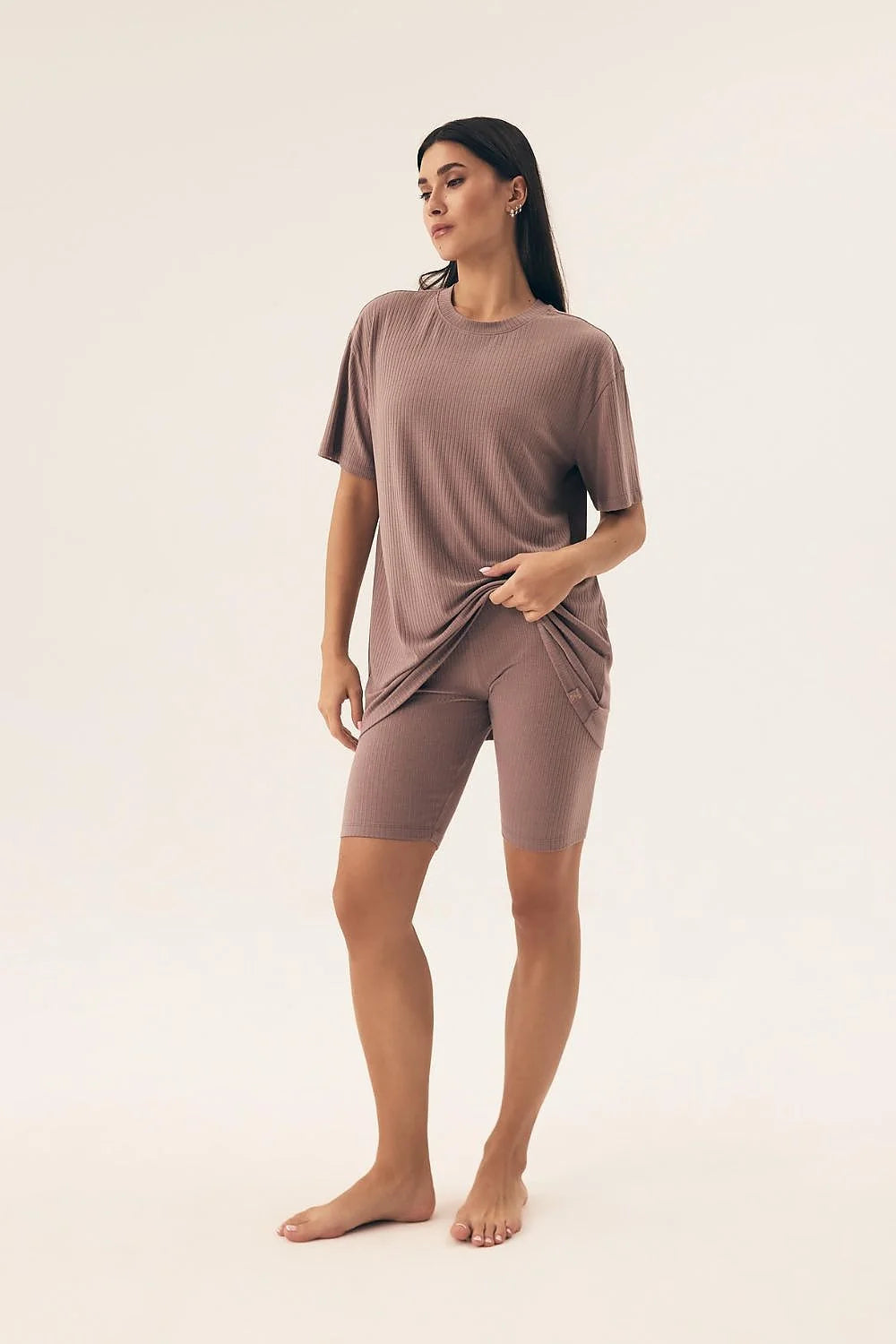 Pyjama confortable pour femme en tissu côtelé, style ample et élégant, couleur taupe, idéal pour la détente et les occasions décontractées