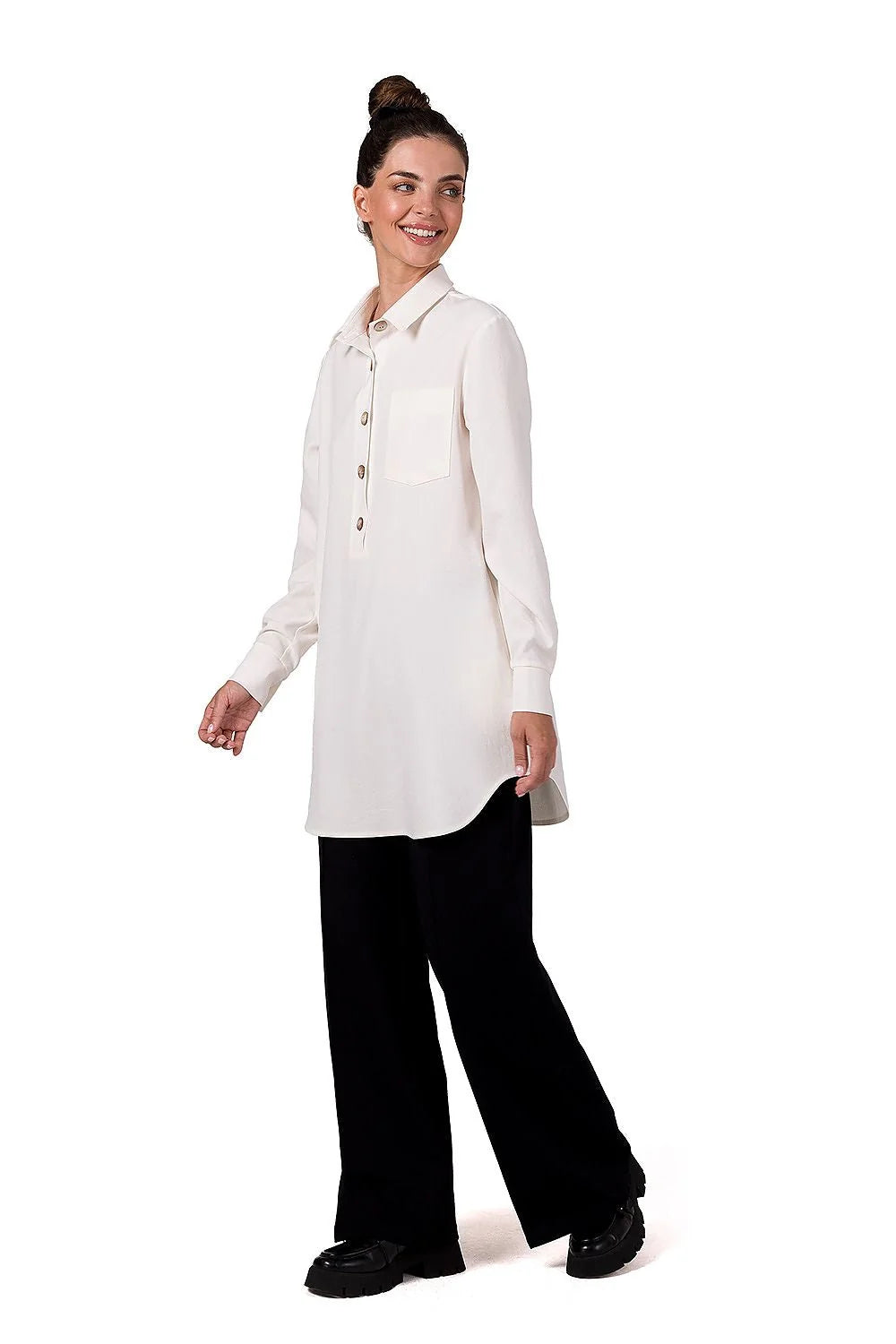 Chemisier élégant pour femmes coupe droite longue couleur ivoire tissu soyeux boutons en bois poches discrètes polyester 100%