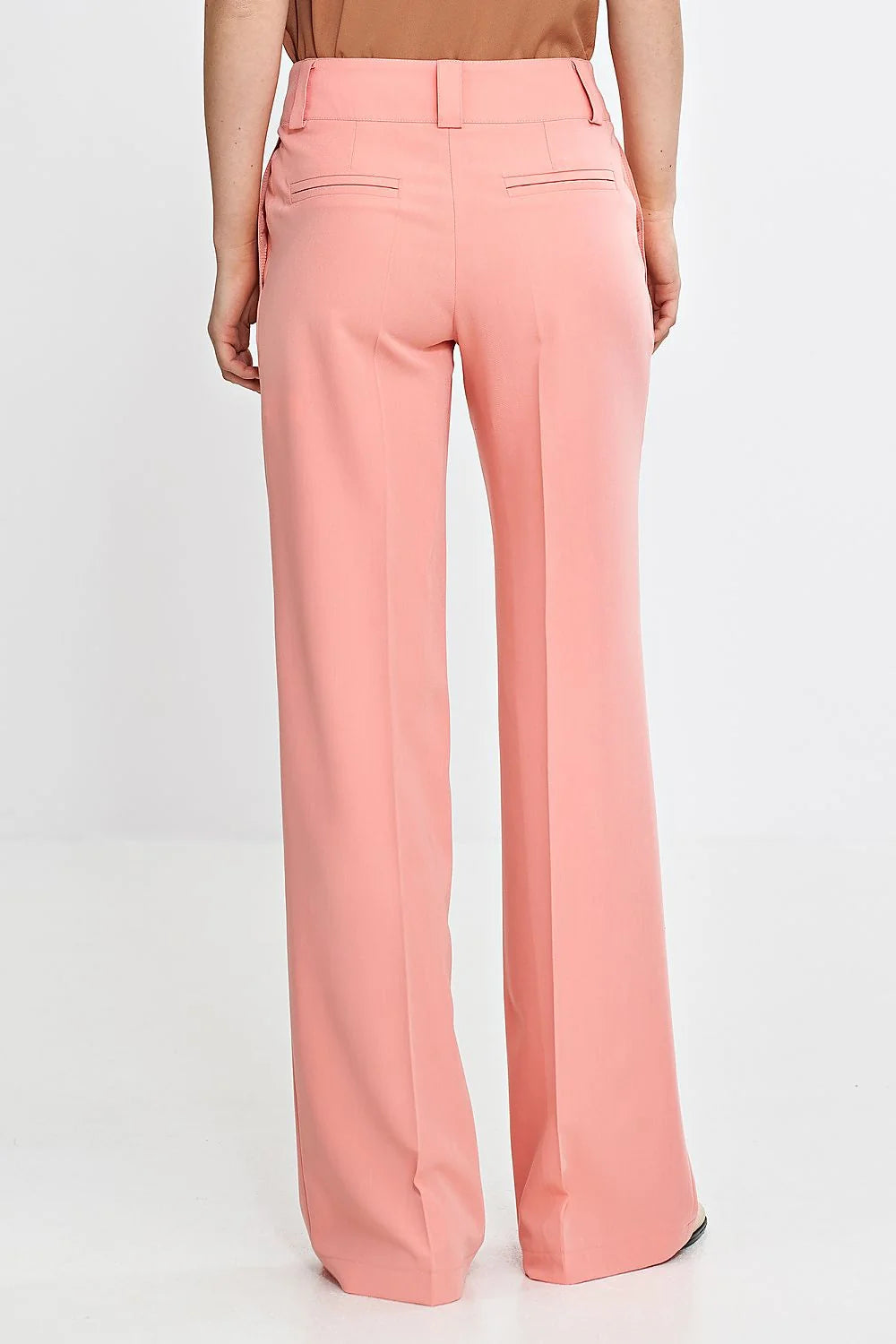 Pantalon élégant long pour femme en tissu synthétique rose saumon coupe évasée taille haute boutons pressions plis