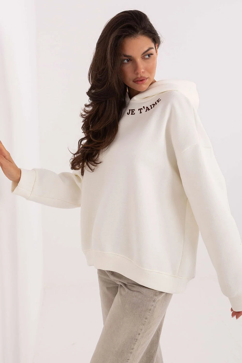 sweatshirt femme oversize écru molleton doux coupe loose capuche côtelée manches longues épaules tombantes broderie marron message amour confortable casual
