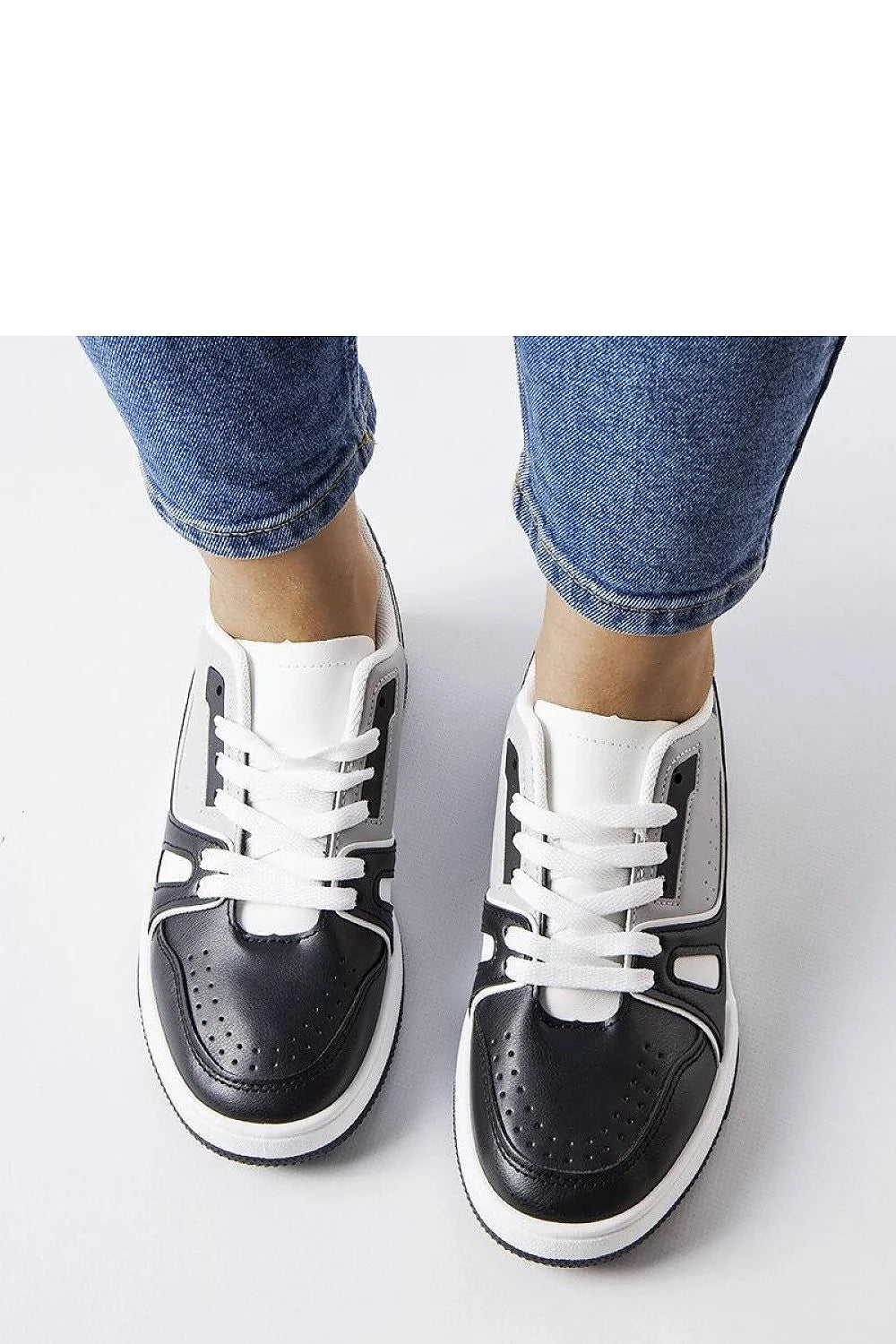 Baskets pour femmes modernes sport-chic design basse perforée cuir synthétique textile noir blanc gris amorti舒适