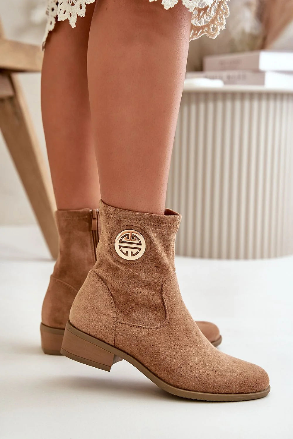 Bottines camel cuir suédé Jezzi低talons carrés fermé zippé emblème doré femme mode élégant automne hiver