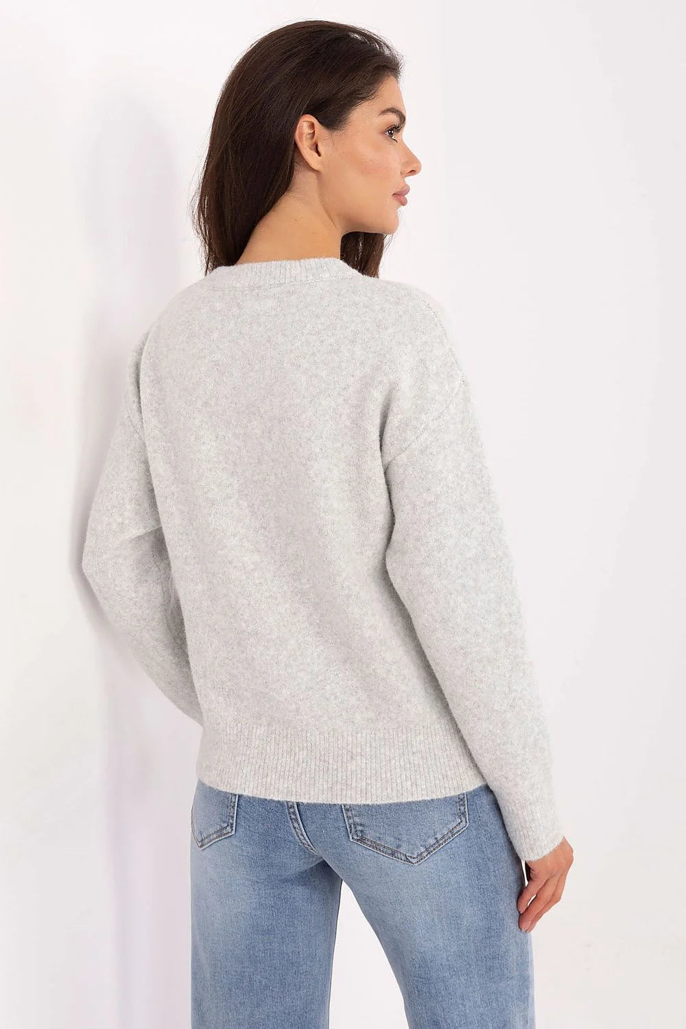 pull femme col rond manches longues maille moelleuse gris clair coupe décontractée ourlet poignets côtelés maintien confortable patch ours brodé