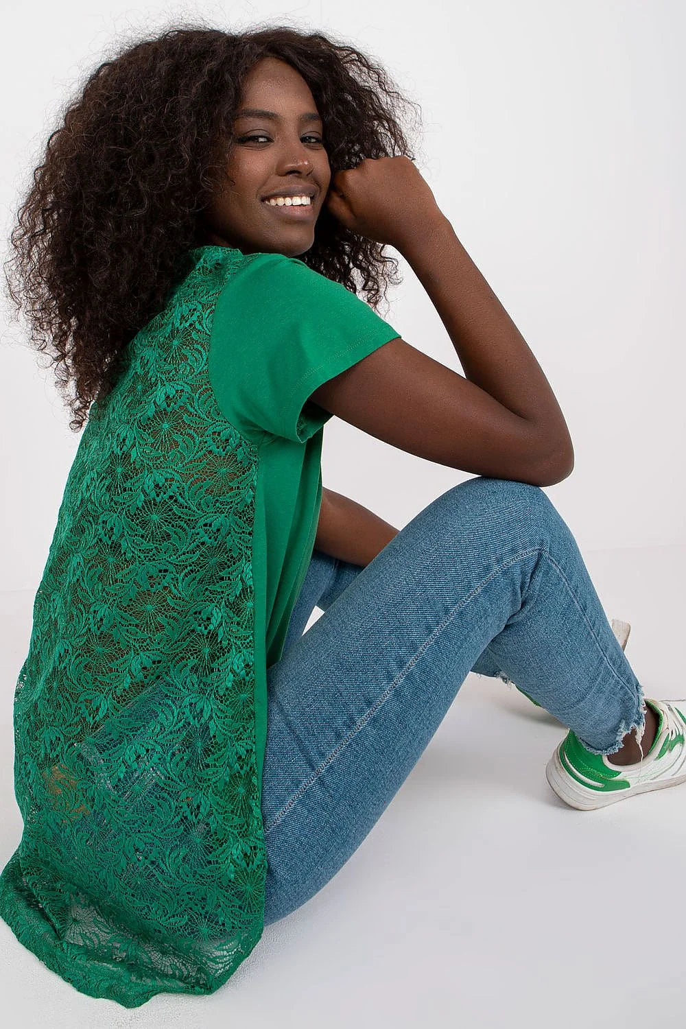 T-shirt femme design élégant coupe ample col V manches courtes dos prolongé dentelle couleur verte vive