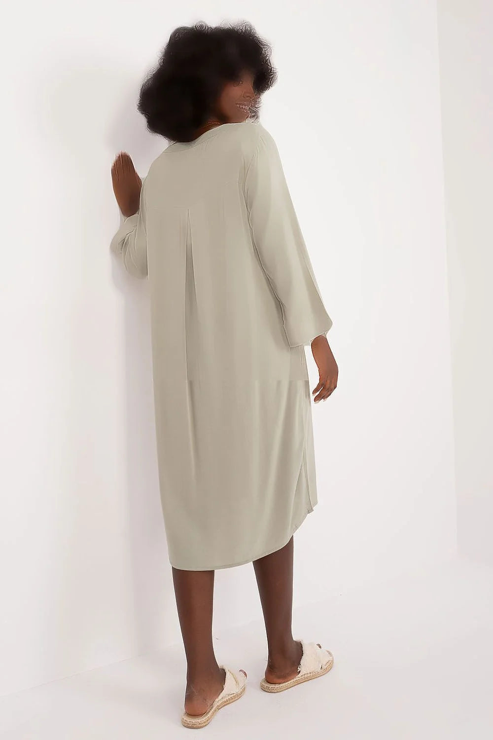 Robe de jour féminine style casual chic coupe droite minimaliste couleur olive clair tissu fluide viscose femme occasion quotidienne