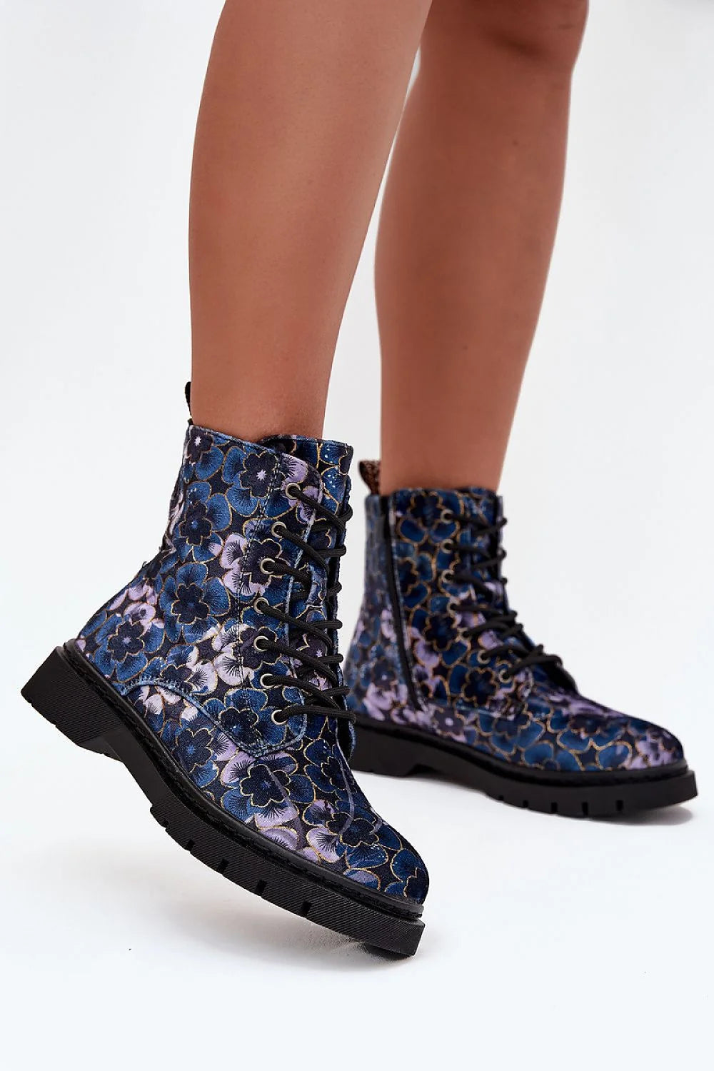 bottines femme montantes lacets jacquard velours floral bleu violet doré œillets métalliques semelle crantée caoutchouc talon plat doublure chaude confortable