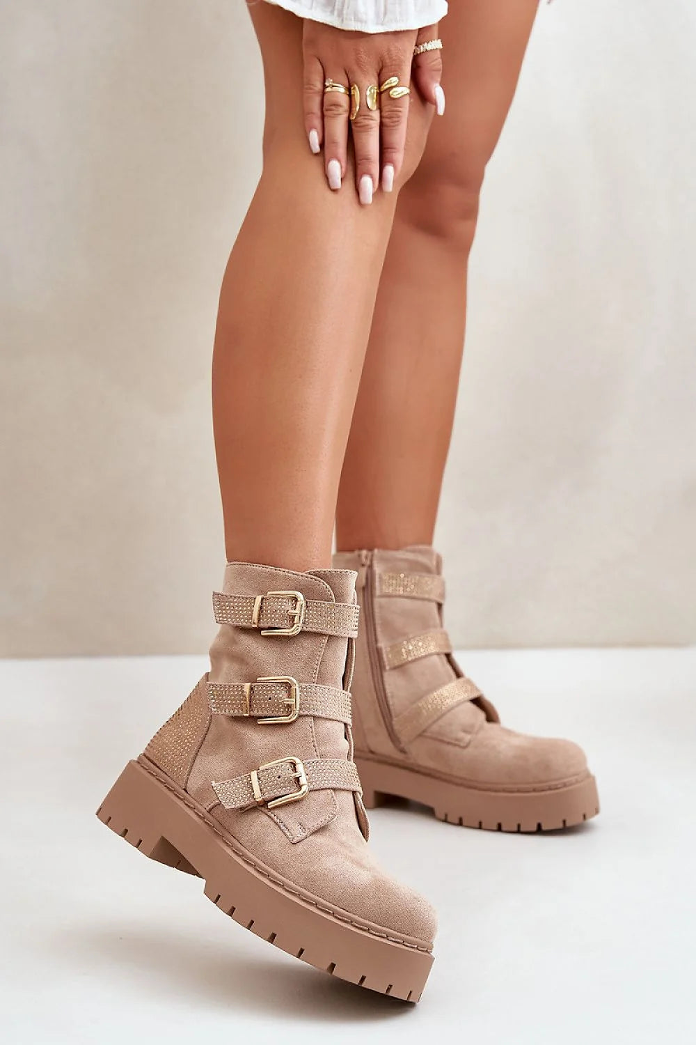 bottines femme modernes audacieuses utilitaire chic cuir suédé beige triples sangles boucles dorées semelle épaisse crantée bout rond zip latéral