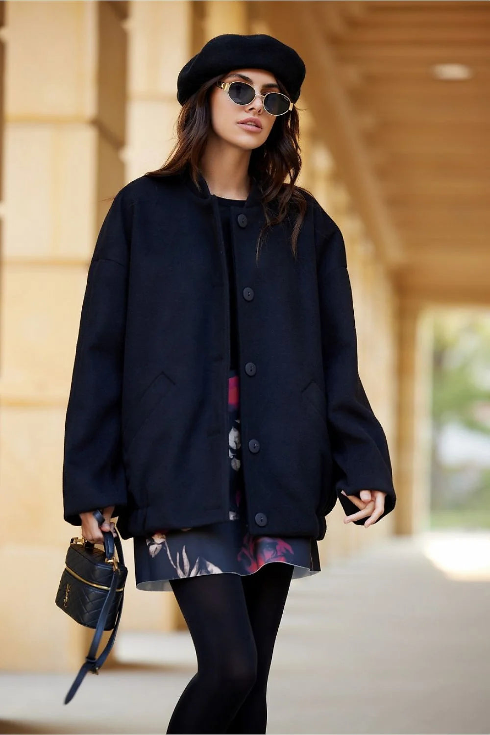 Veste en laine noire chic à col montant, boutons volumineux, poches latérales, coupe droite, élégance urbaine pour femmes