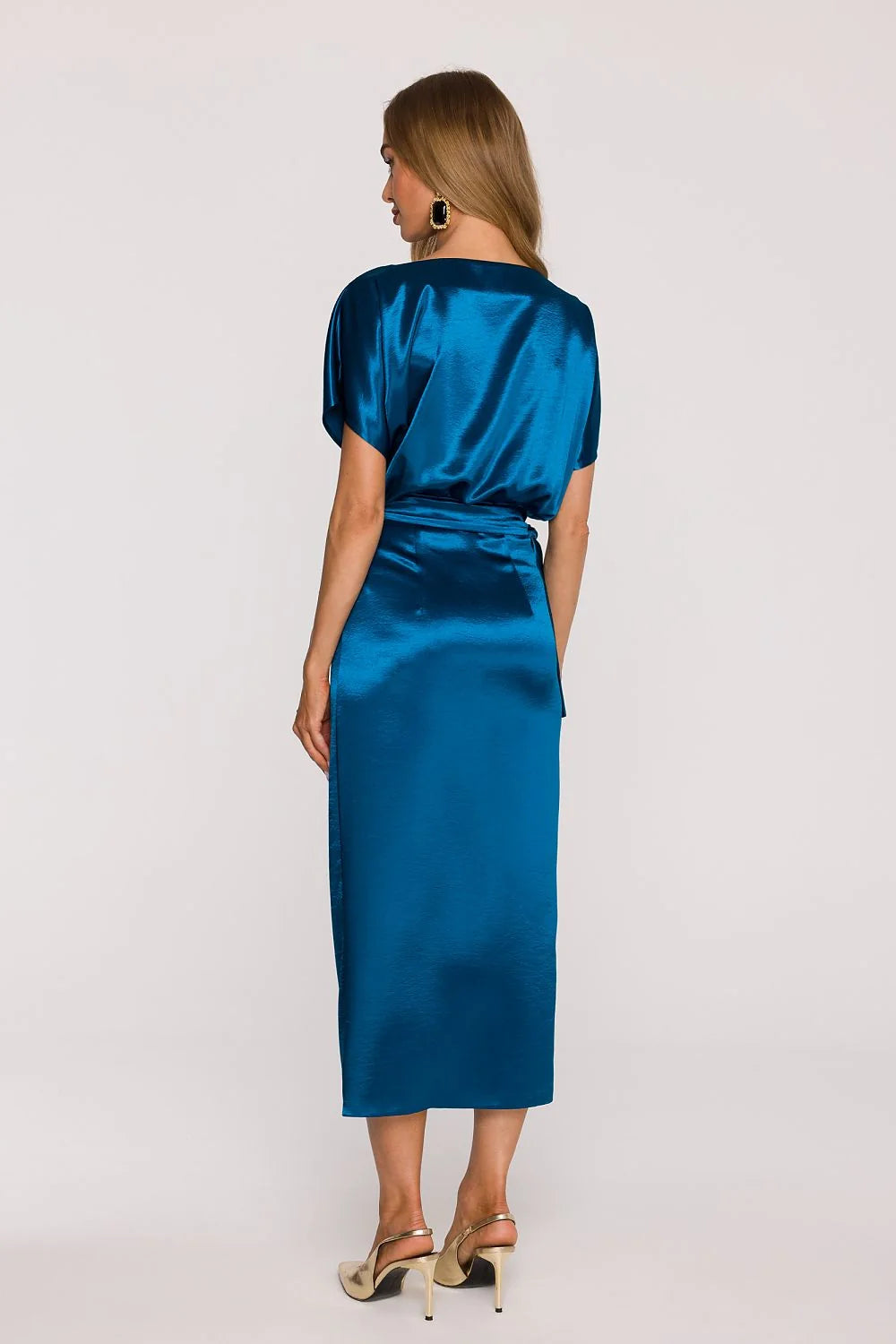 robe midi satin brillant bleu canard drapée soyeuse manches courtes kimono encolure bateau ceinture nouée portefeuille taille marquée fluide élégante