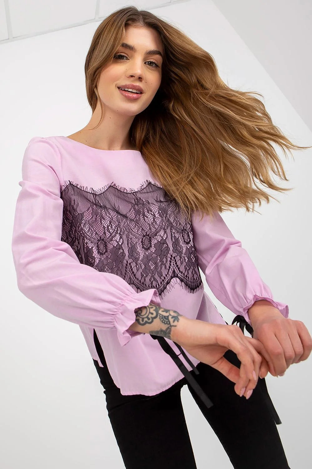 Chemisier Lakerta élégant pour femme manches longues dentelle noire rubans poignets tissu coton 100 % ajusté silhouette