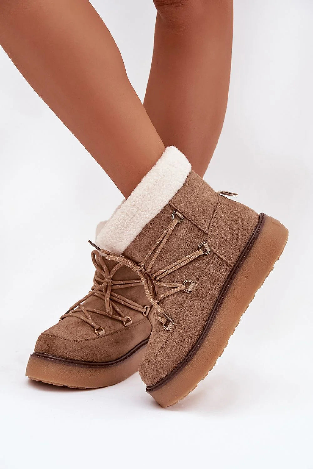 bottines hiver femme suédine écologique camel bordure retournée fourrure sherpa laçage montagnard crochets métalliques plateforme crantée gomme antidérapante