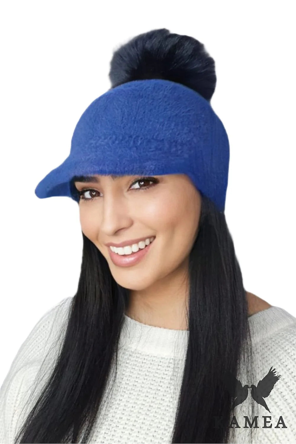 Bonnet élégant pour femme avec visière bleu marine et pompon noir, mode hiver, accessoire confortable et stylé