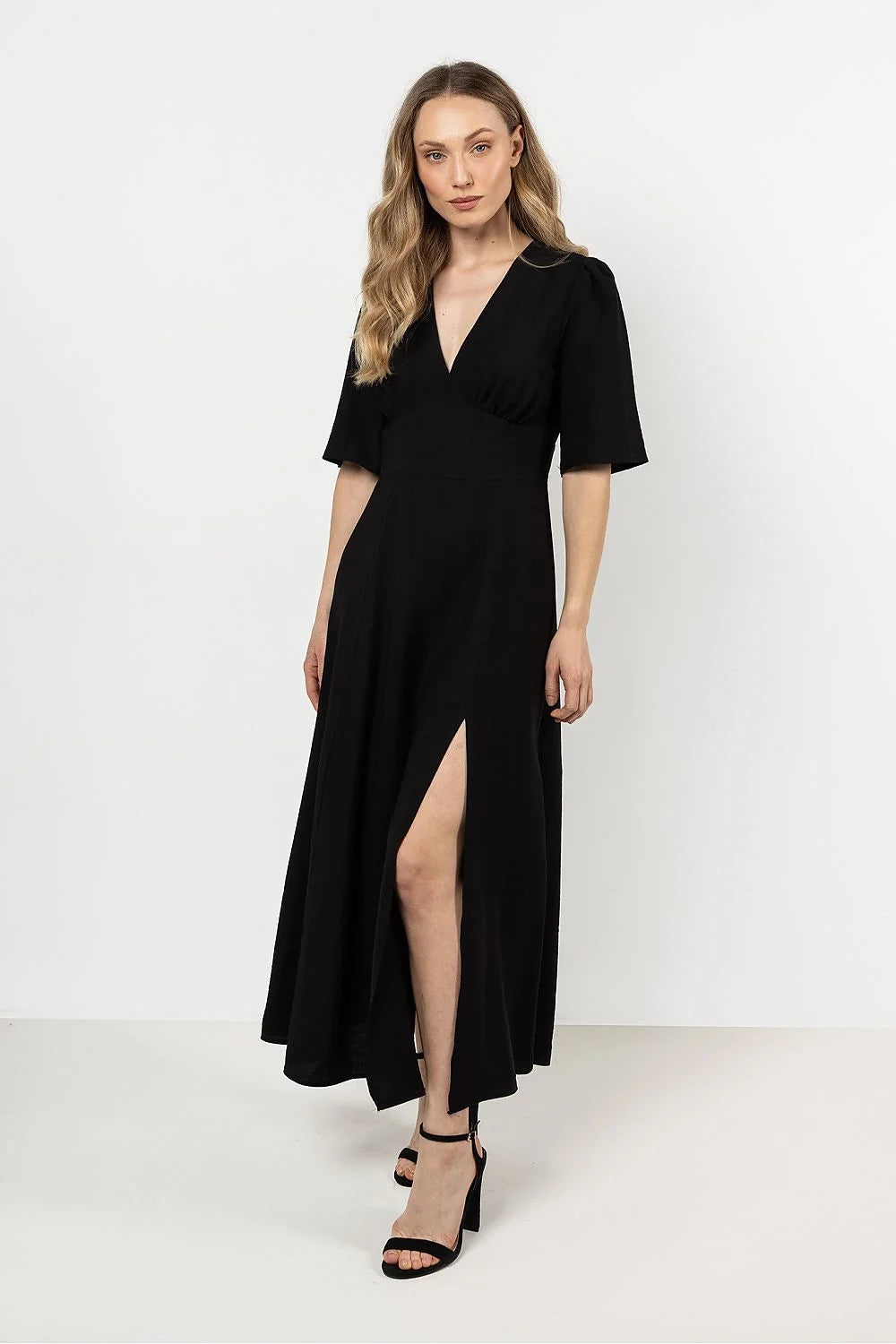 robe noire midi manches courtes décolleté V matière douce fluide taille ajustable fente latérale cintrée élégante intemporelle confortable soyeuse polyvalente