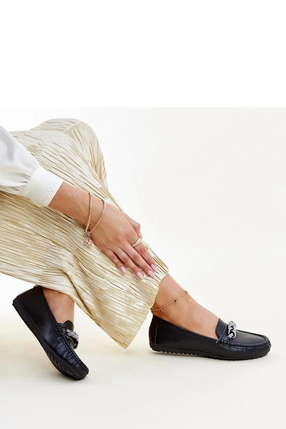 Mocassins élégants pour femmes design moderne matériaux haut de gamme cuir noir chaîneargenté style intemporel confort maximal