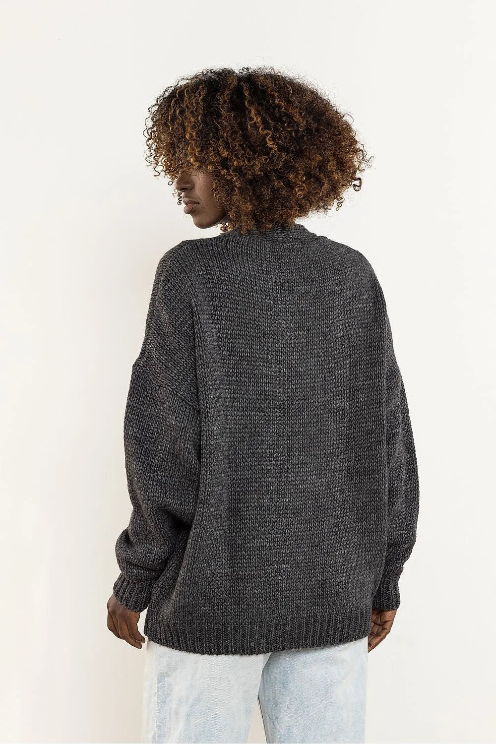 cardigan femme oversize maille grosse gris anthracite longue col V épaules tombantes trois boutons poches plaquées côtelés poignets ourlet