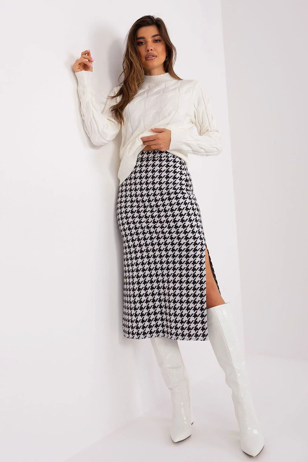 Ensemble mode femme pull motif torsadé jupe pied-de-poule bottes blanches hautes taille ajustable style chic moderne