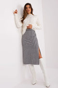 Ensemble mode femme pull motif torsadé jupe pied-de-poule bottes blanches hautes taille ajustable style chic moderne