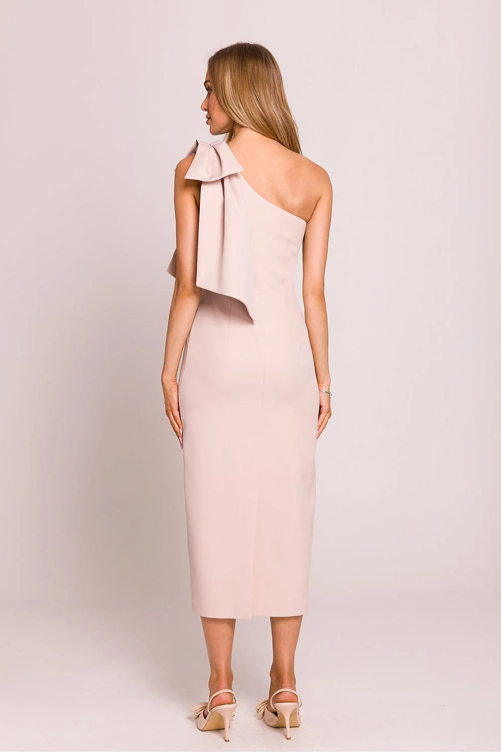robe cocktail rose poudré asymétrique épaule nue nœud volumineux plissé fourreau ajusté midi satiné structuré fermeture invisible doublure