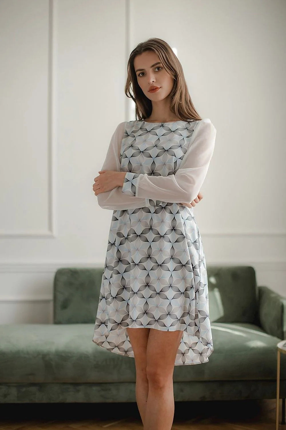 robe cocktail asymétrique maille transparente manches longues motifs géométriques trapèze évasée courte doublée satinée multicolore bleu gris encolure ronde