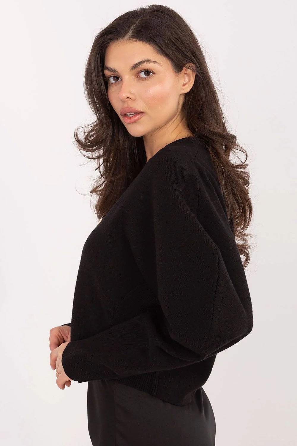 cardigan court noir col V coupe boxy manches bouffantes longues boutons dorés texture organique tricot fin bordcôte ajusté doux élégant