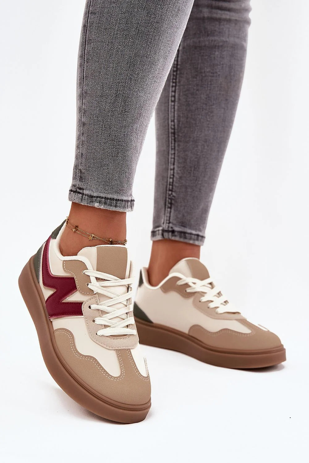 baskets femme similicuir empiècements suédés beige écru onde bordeaux touches kaki semelle gomme marron épaisse coupe basse col rembourré