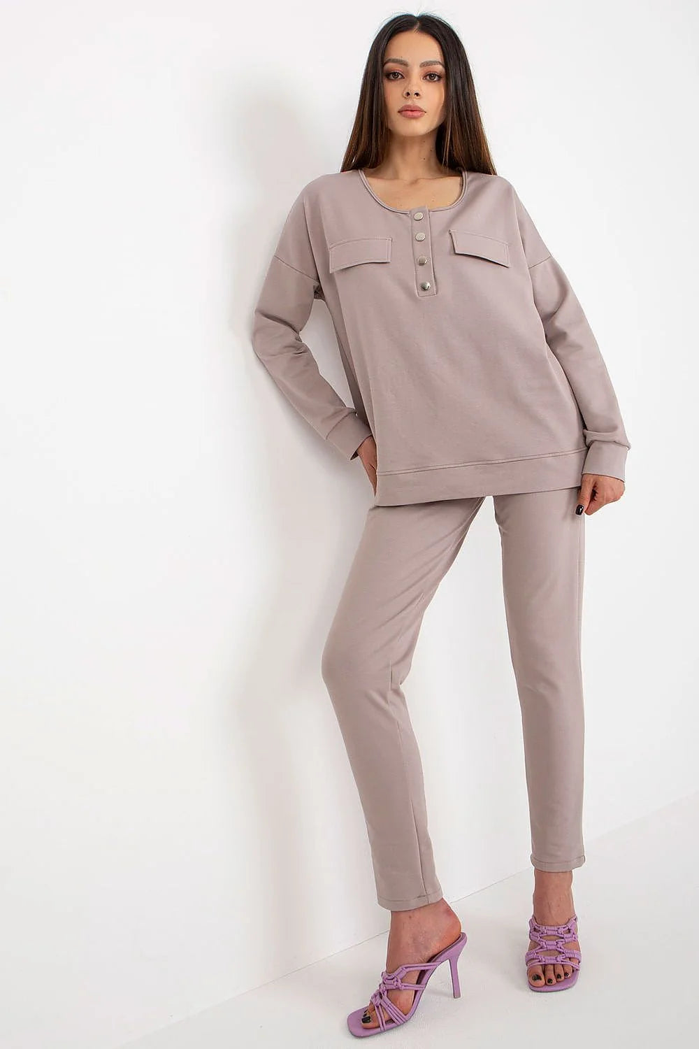 ensemble survêtement femme lounge sweat oversize henley col rond boutonnage pression manches longues poches plaquées pantalon slim chevillé