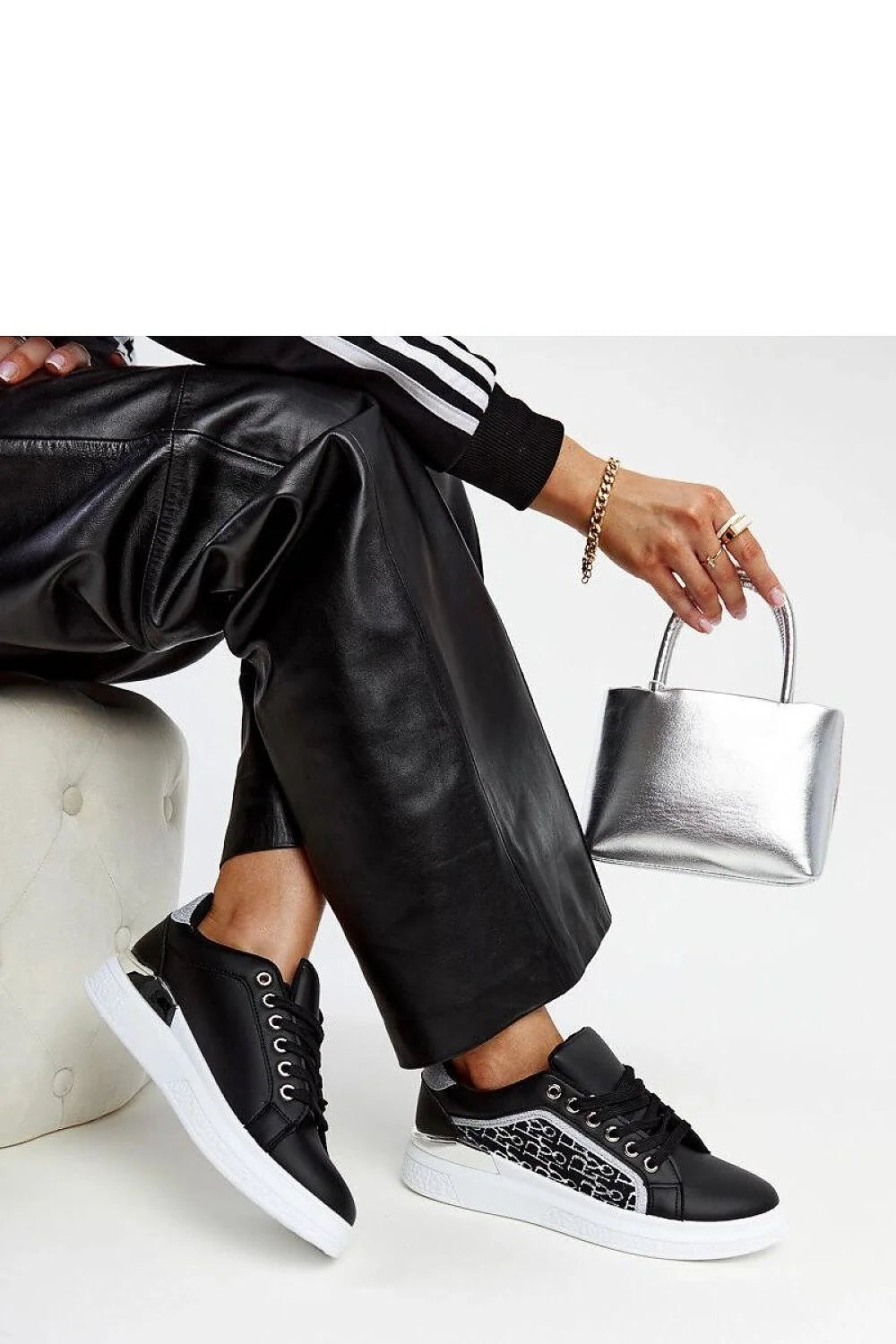 Sneakers femmes modernes élégantes design contemporain tige noire paillettes plateforme confortable semelle blanche lacets métalliques