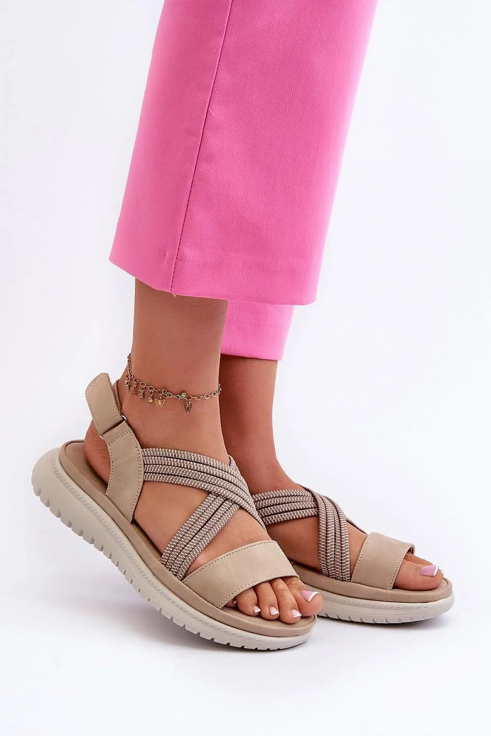 sandales féminines légères modernes casual chic beige nubuck brides croisées élastiques tressées arrière réglable semelle caoutchouc compensée crantée